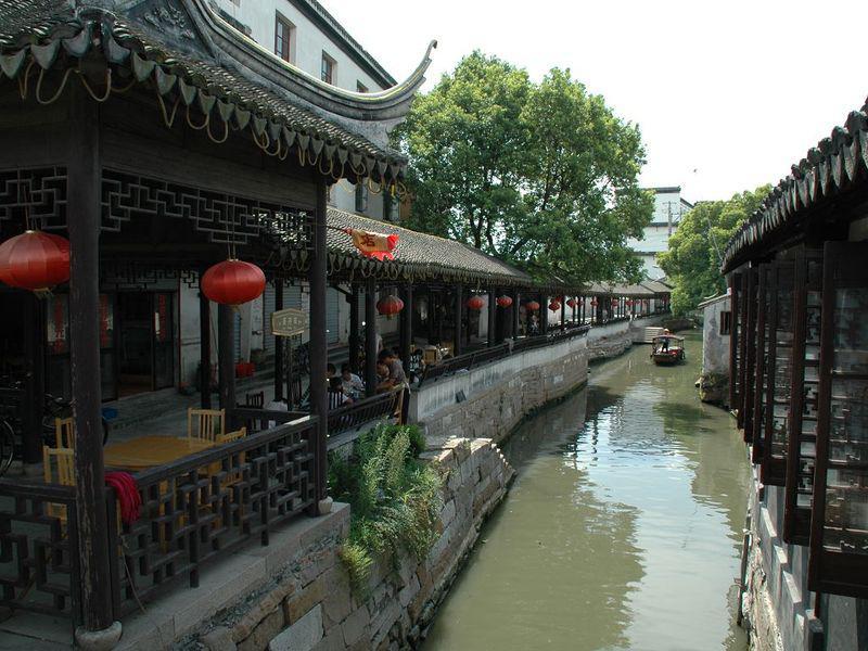 千万不要在公众场合唱歌，一不小心就会把原唱引来，太刺激了